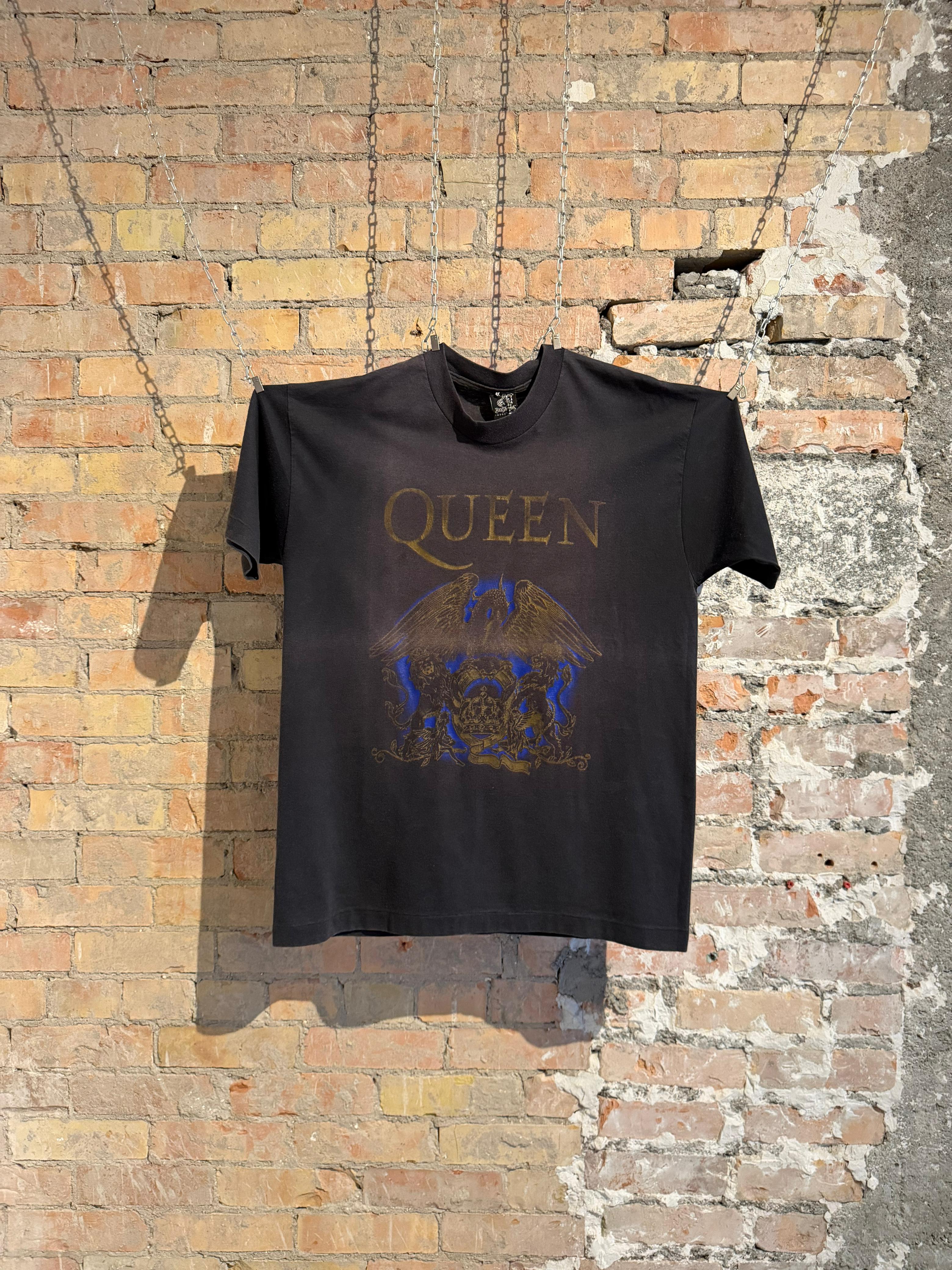 Queen Us tee